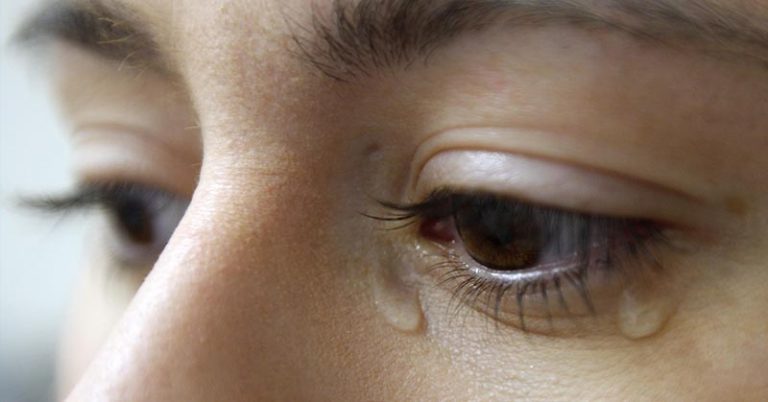 Psychologists: This Is Why People Crying Is Not Pathetic, But Empowering - Featured image