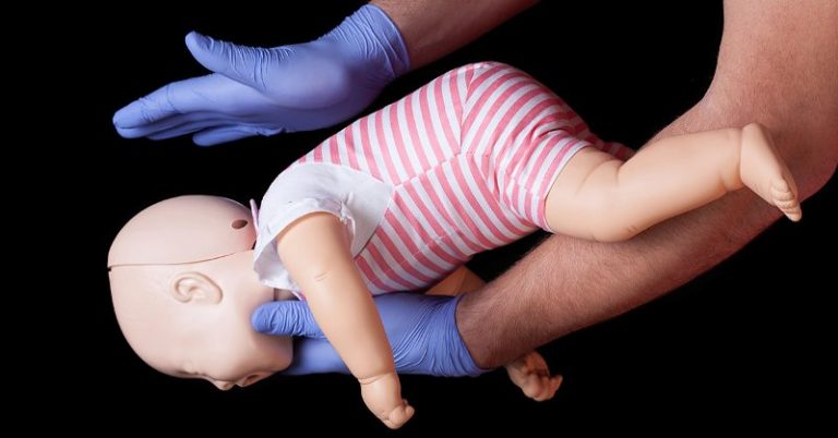 Hospital Demonstrates How to Save a Choking Baby in Just Seconds - Featured image