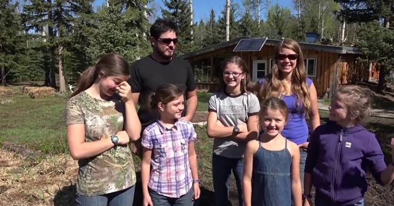 Family of 7 Living Completely Off-Grid in Northern Canada! - Featured image