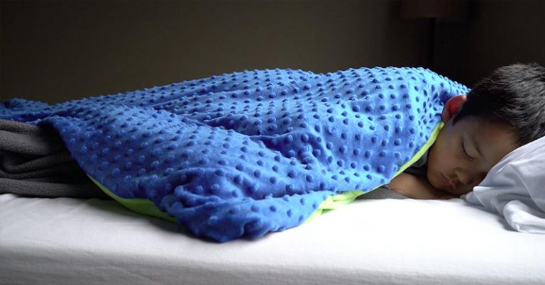 The Weighted Blanket that Scientifically Puts You to Sleep and it May Help with Anxiety, Depression, and Autism - Featured image