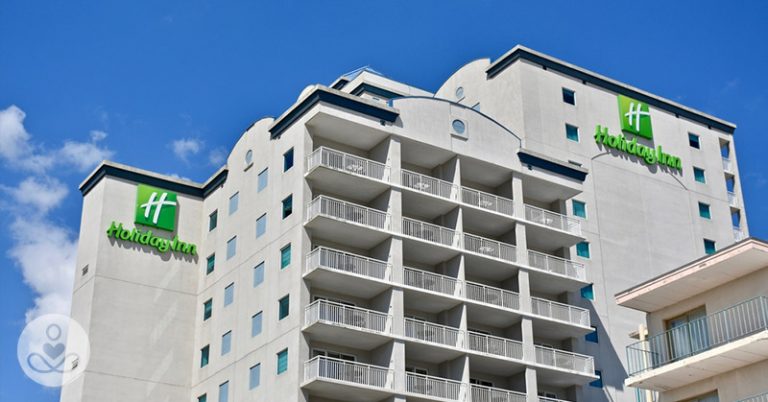 Texas Man Plans To Live Out His Golden Days in A $59 Per Night Holiday Inn, Rather Than Spend $188 A Night At A Nursing Home - Featured image