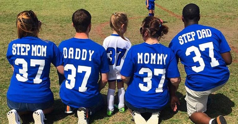 This Viral Soccer Game Photo Captures Co-Parenting at Its Best - Featured image