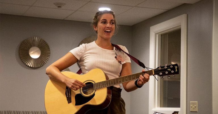 The music therapy that helped Gabby Giffords speak again is helping dementia patients moving - Featured image