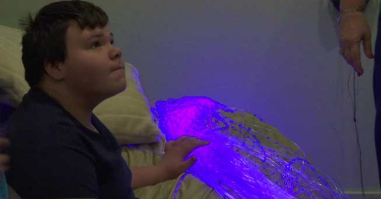 Dollywood Theme Park in Tennessee Has a Calming Room to Entertain Autistic Kids Dealing with Sensory Overloads - Featured image