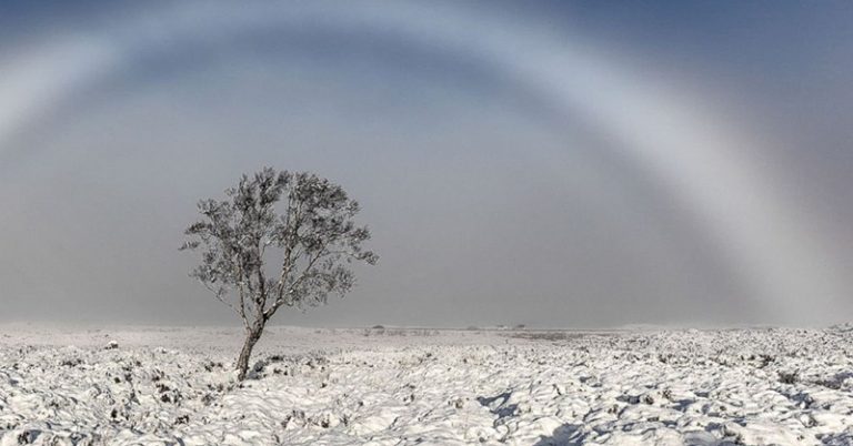 Photographer Captures Amazing Photos of a Rare White Rainbow - Featured image