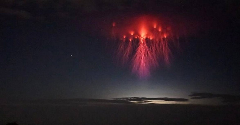 Photographer Captures Stunning “Jellyfish” Glowing Red in the Sky during a Thunderstorm - Featured image
