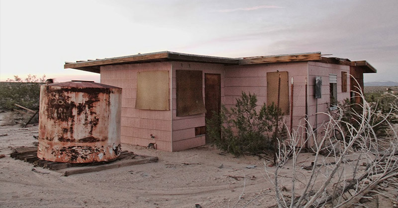 A Couple Buy a Collapsing Cabin For $7K in Joshua Tree and Revamp it Into a Desert Oasis - Featured image