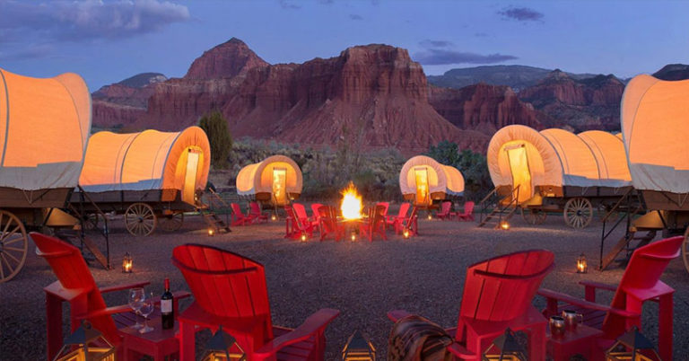 Vacation in a Pioneer-Styled Covered Wagon at One of These Beautiful Campsites - Featured image