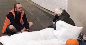 Heartbreaking picture shows 'lonely and scared' elderly woman sleeping on street elderly woman sleeping on street