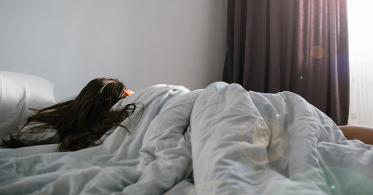 Why We Can’t Sleep Without a Blanket, Even on a Hot Night - Featured image