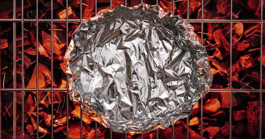 Is it safe to cook with aluminum foil? Potential dangers and alternatives - Featured image