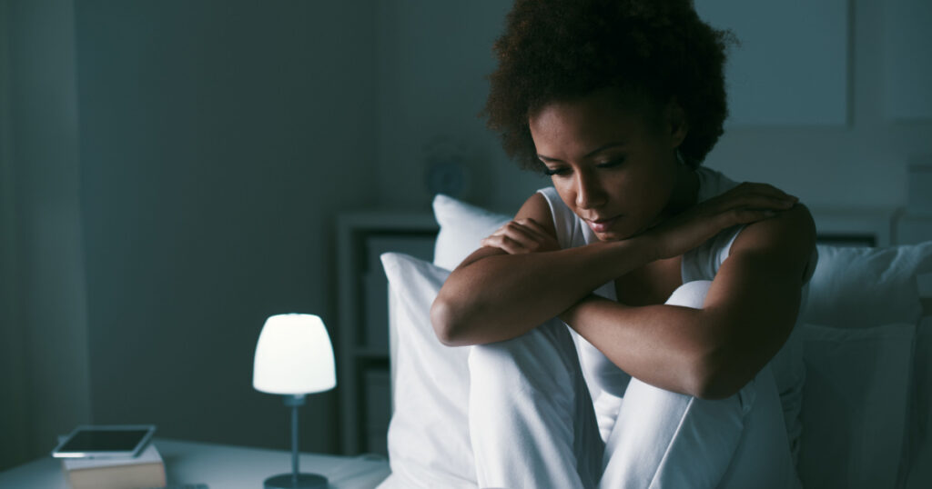 Mujer que tiene problemas para dormir debido a los riñones