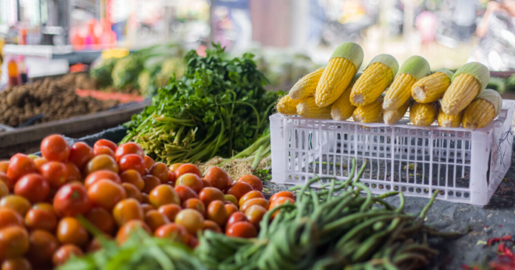 ong beans, tomatoes, corn, vegtable market