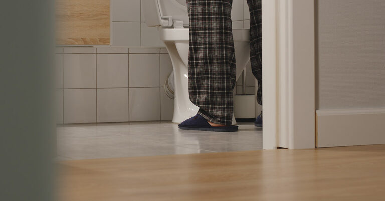 6 Things You Shouldn’t Do In Bed to Get a Good Night’s Sleep - Featured image