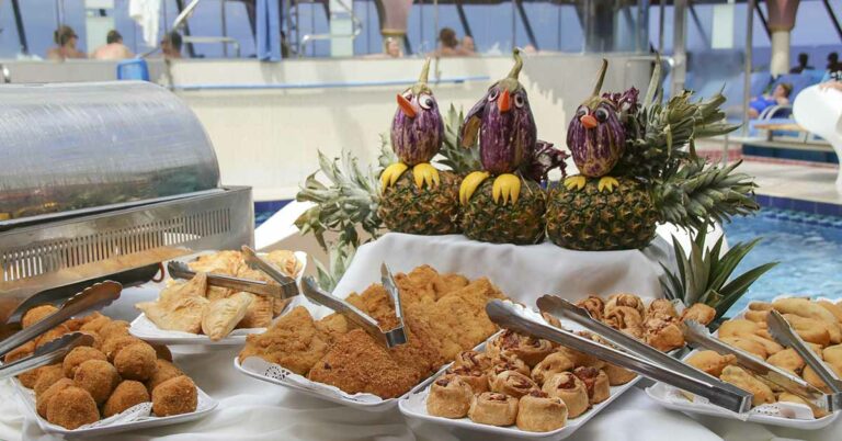 10 Things You Should Avoid Eating on a Cruise - Featured image
