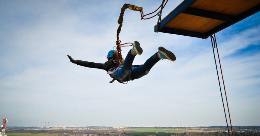 Ropejumping: people in flight from a height.