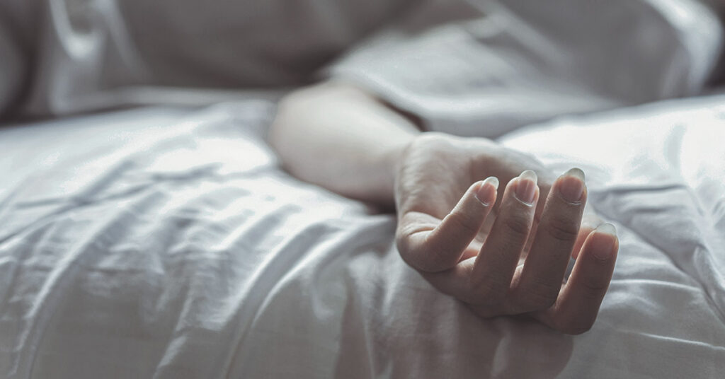Why Do Some People Wait to Die Alone? - Featured image