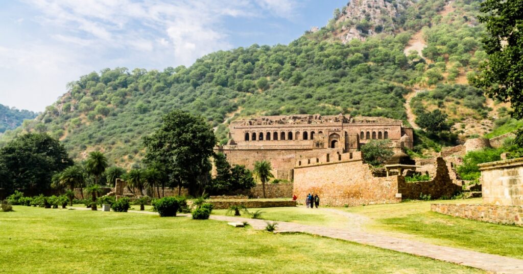 Spooky ruins of Bhangarh Fort, the most haunted place in India