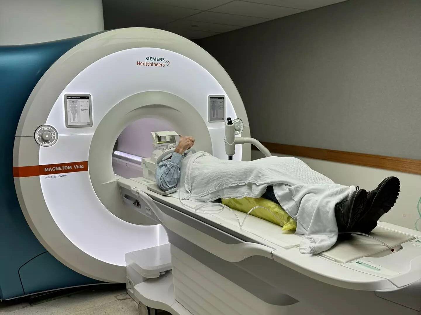 Richard Scolyer in MRI machine 