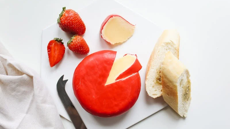 Edam cheese with bread and strawberries