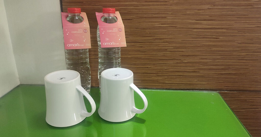 Flight Attendant Reveals Why You Should Put a Bottle of Water Under Your Hotel Bed - Featured image