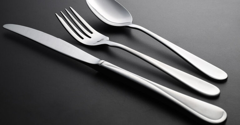 9 Foods You Should Only Eat With Your Hands - Featured image