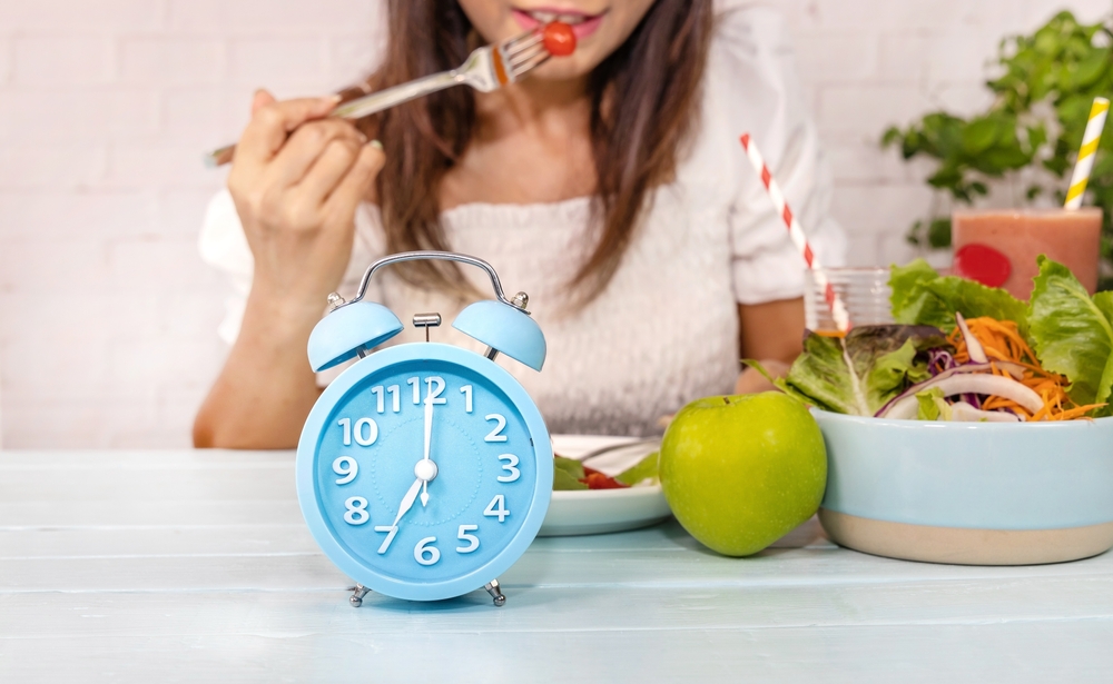  Selective focus of blue  Alarm clock as a Healthy food of salad and vagetables on table,Concept of a healthy diet