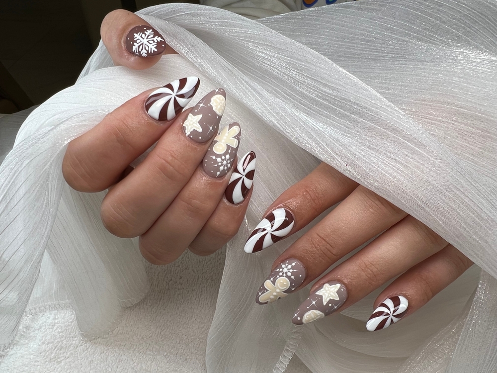 Cozy Christmas Nails: Nutmeg Brown and Snowy White nails Designs with Gingerbread and Snowflakes and cotton candy