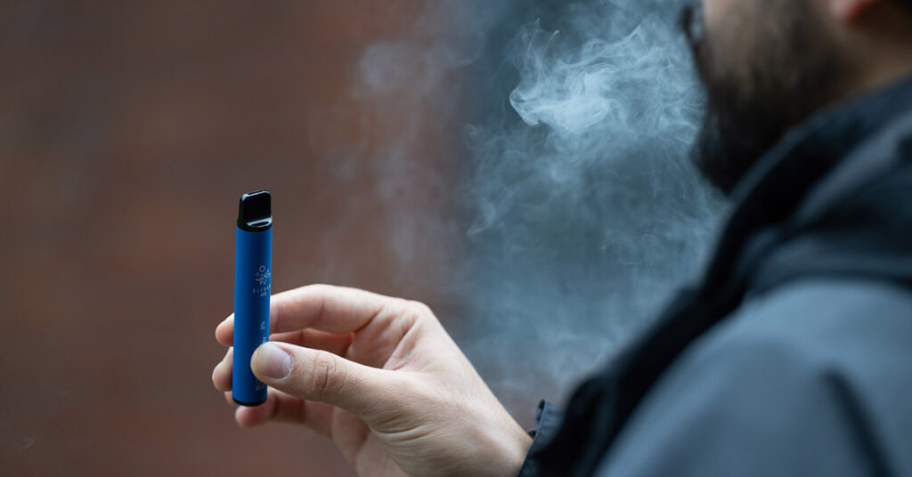 Doctor Reveals X-Ray of ‘Popcorn Lung’ Caused By Vaping, and It’s Scary - Featured image