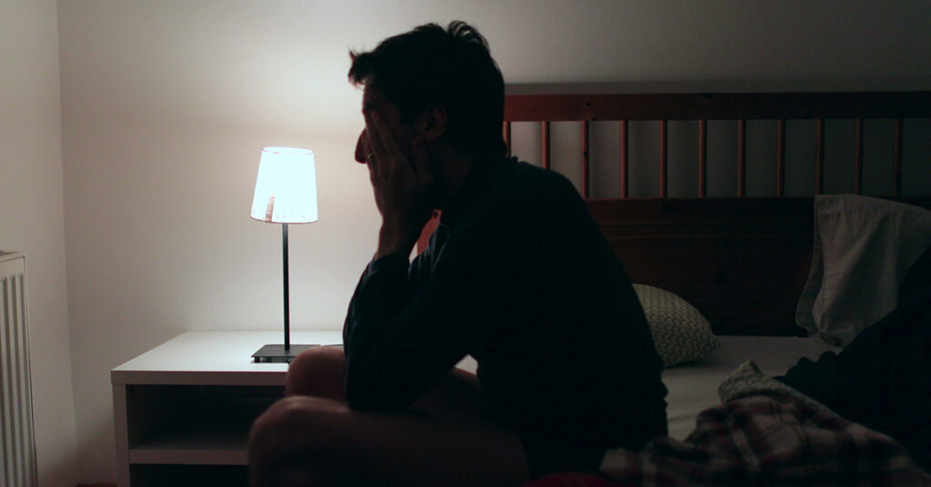 6 Things You Should Never Do if You Wake Up in The Middle of the Night - Featured image