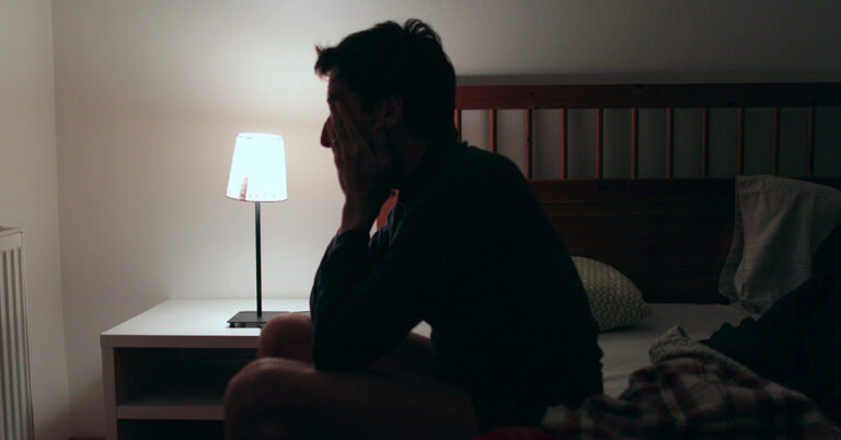 6 Things You Should Never Do if You Wake Up in The Middle of the Night - Featured image