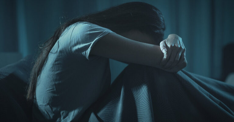 Therapist Reveals Oddly Scary Reason Some People Can’t Fall Asleep Without Background Noise - Featured image