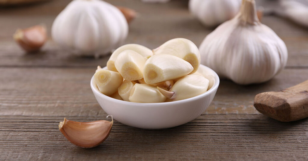 Experts Issue Warning Over Bizzare New Garlic Trend Being Used By Gen-Z - Featured image