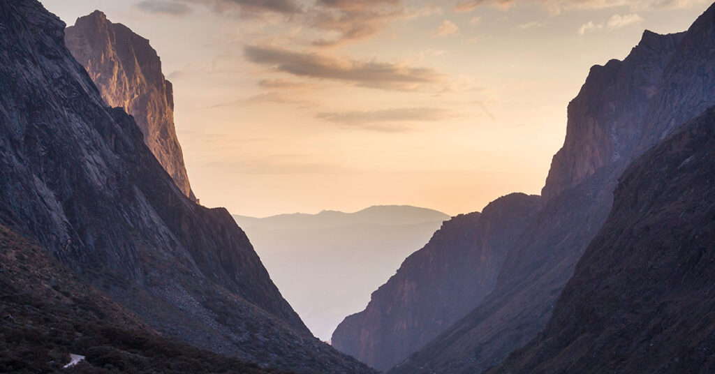 Man Documents Everything While Visiting the Highest City On Earth That Has No Laws - Featured image