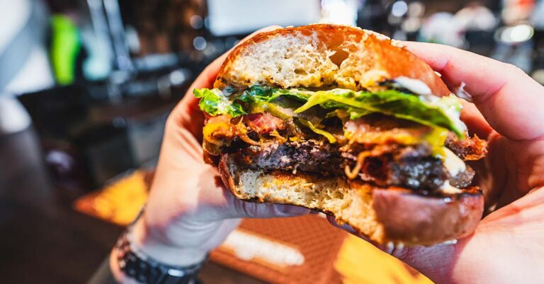 6 Long-Term Side Effects of Eating Burgers - Featured image