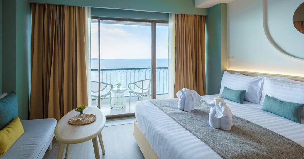 12 Hotel Tips From The Pros You Need To Know Before Your Next Stay - Featured image