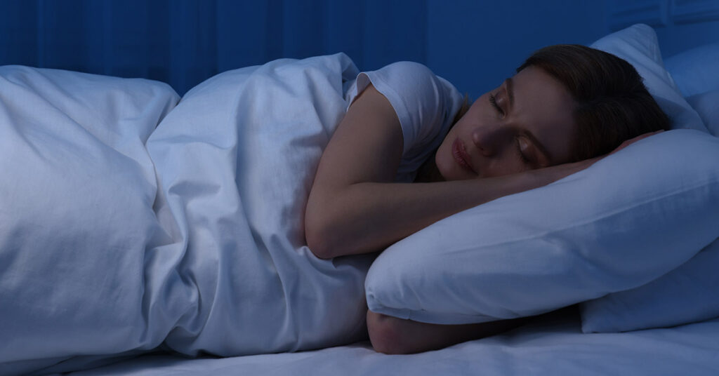 Doctor Says You Should Do One of These Two Things if You Insist On Sleeping With Your Phone Next To You - Featured image