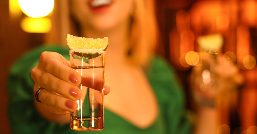 Former Alcoholic Who ‘Would Be Dead’ If She Didn’t Stop Gives Warning About Main Sign You Could Have an Alcohol Problem - Featured image