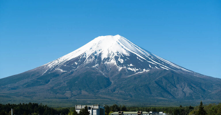 Mount Fuji Was Snow-Free For The First Time in 130 Years Due to High Temperatures - Featured image