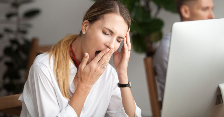 If You Experience Daytime Sleepiness, You May Be at Higher Risk of a Pre-Dementia Syndrome, Scientists Say - Featured image