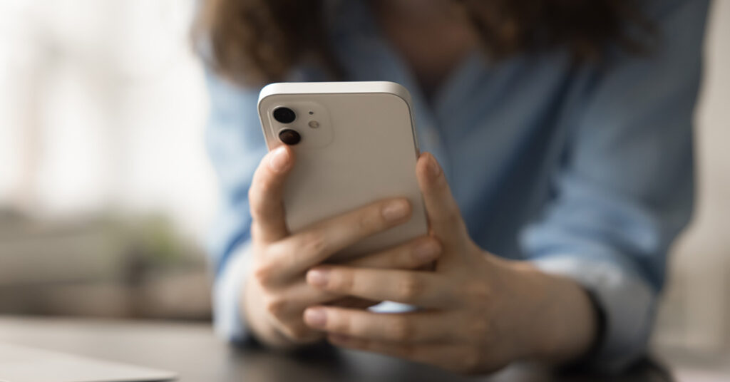 Woman Tells Story About How Her Smartphone ‘Ruined Her Life’ - Featured image