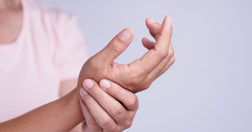 Reasons You Could Have Numbness or Tingling Sensations in Your Hands - Featured image