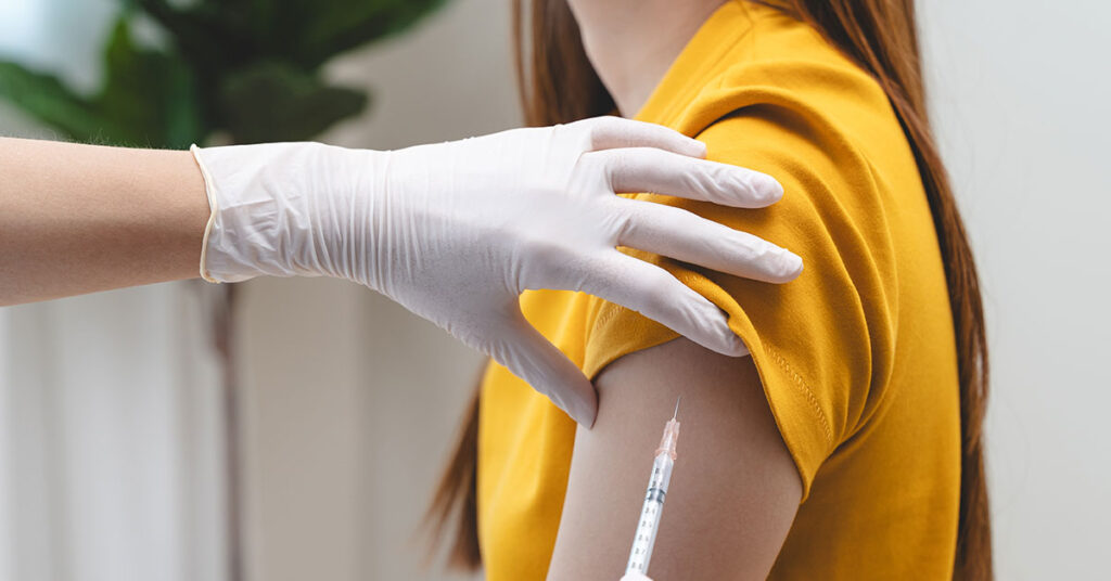 Researchers Discover Link Between Adult Vaccinations and Alzheimer’s Disease - Featured image