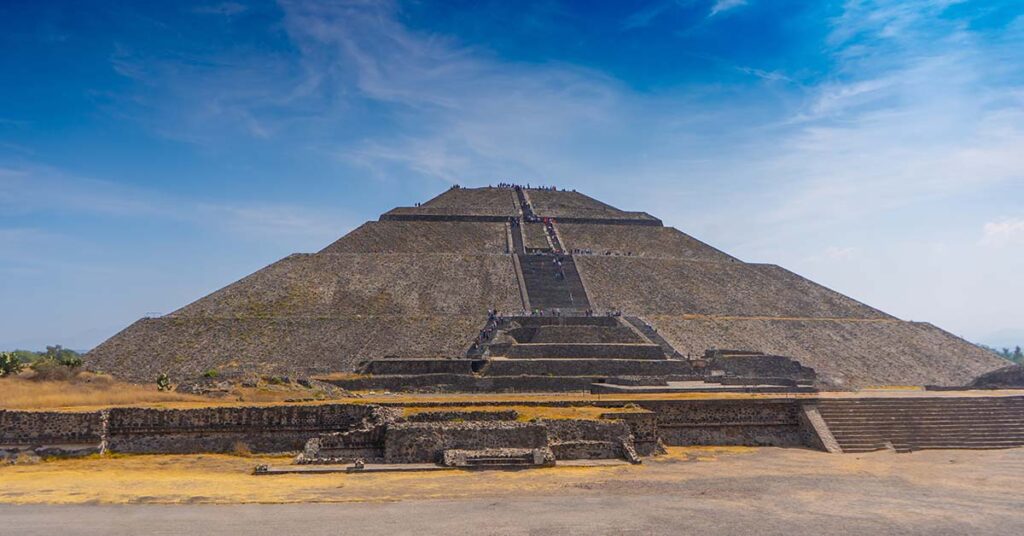 2000-Year-Old Mask Found in Ancient Mexican Pyramid - Featured image