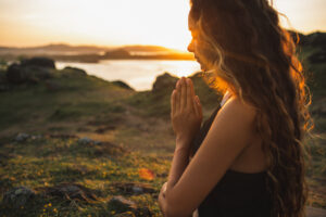 People Who Are Kind And Have Few Friends Usually Have These 7 Traits Woman praying at sunset