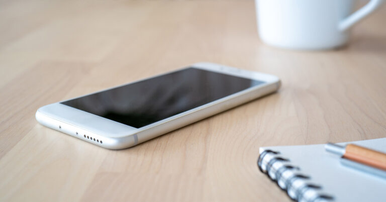 Is It Better to Place Your Phone Screen Up or Down on the Table? - Featured image
