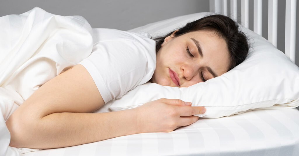 Is It Normal to Hear Your Heartbeat While Lying On Your Pillow? What You Need to Know - Featured image