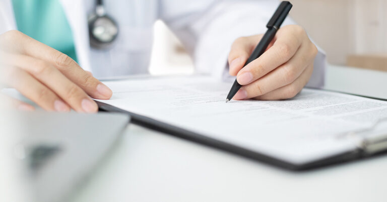 Doctor Issues Warning About Cosmetic Fad Causing ‘Reptile-Like’ Skin Effects - Featured image