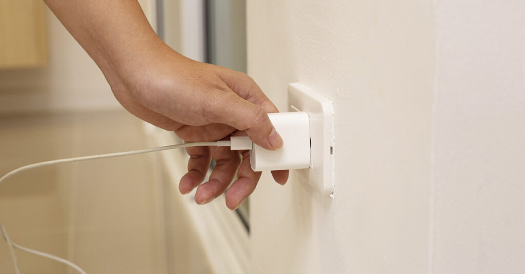Why You Should Never Leave Your Phone Charger Plugged in Without Your Phone - Featured image