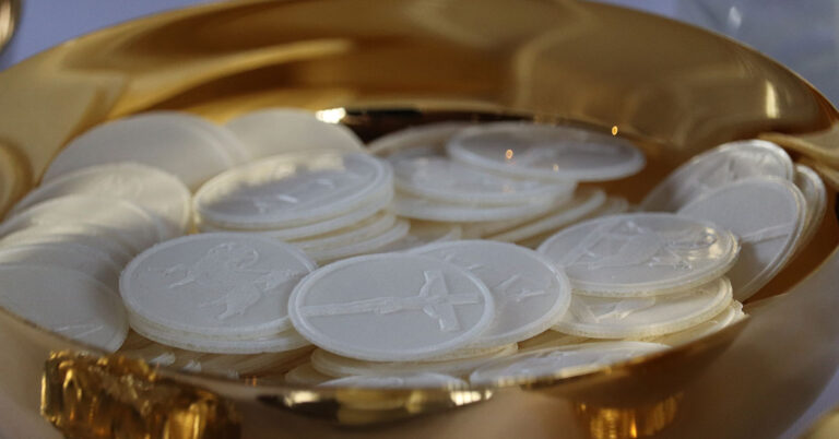 Researchers Reveal Truth Behind Communion Wafers used in Catholic Church - Featured image